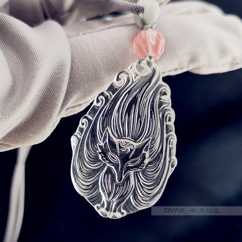 White crystal female nine-tailed fox fox necklace stable pendant accessible luxury